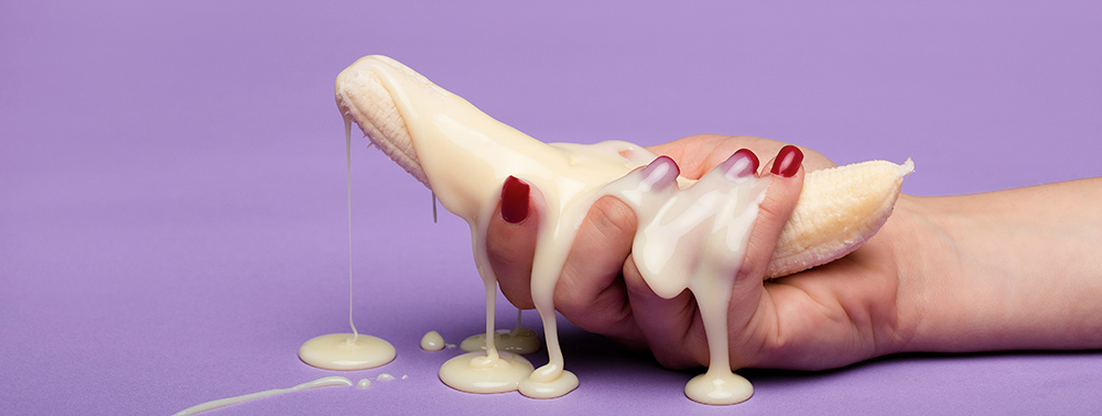 erimiş muz tutan el ile sperm metaforu fotoğrafı