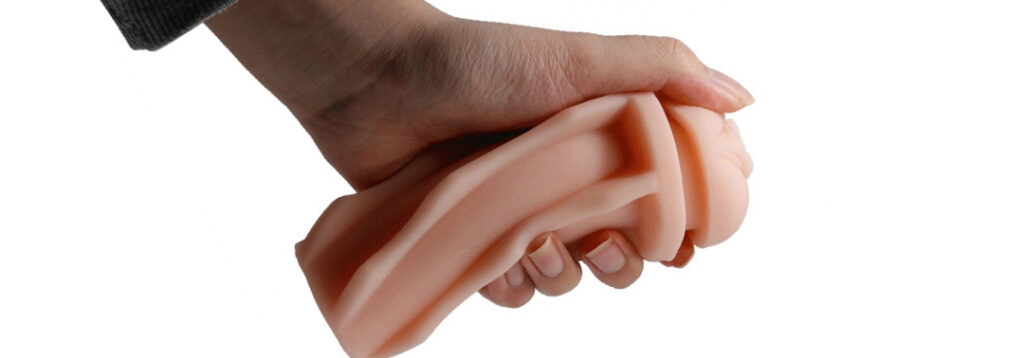 Beyaz arkaplanda yapay vajina tutan el fotoğrafı.