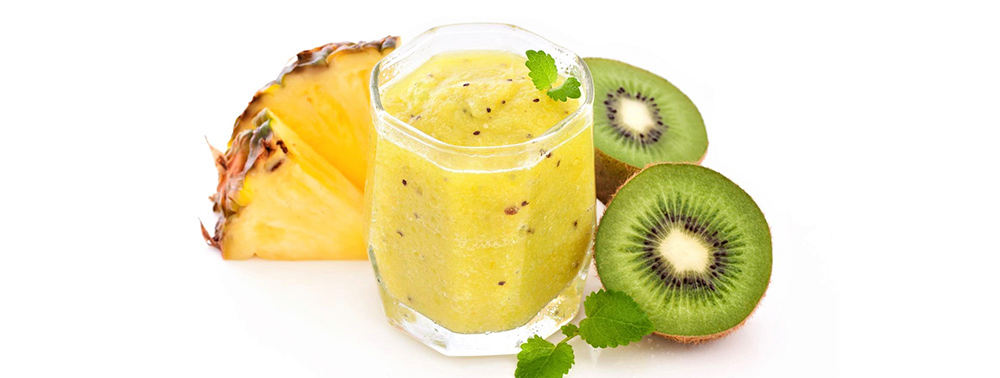 ananas ve kivi dilimleri fotoğrafı