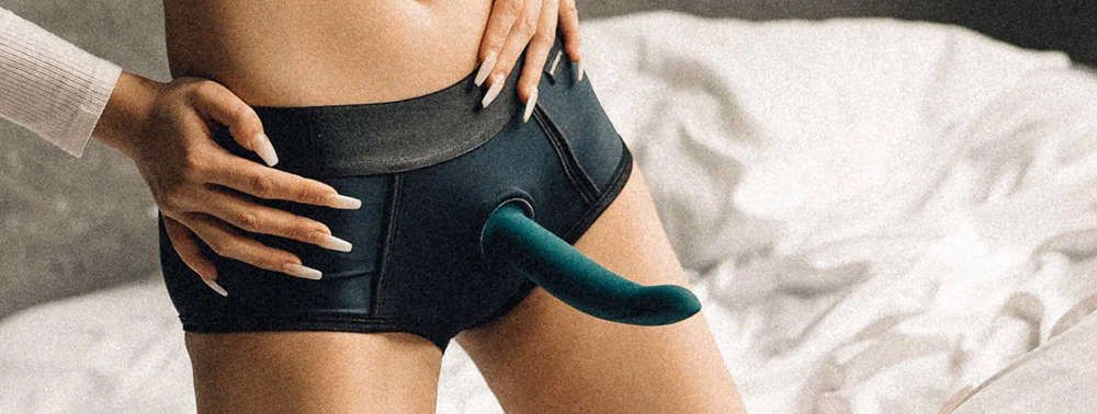 Pegging Nedir? İlk Deneyim İçin İpuçları ve Pozisyonlar 2 Pegging için harness takmış kadın fotoğrafı