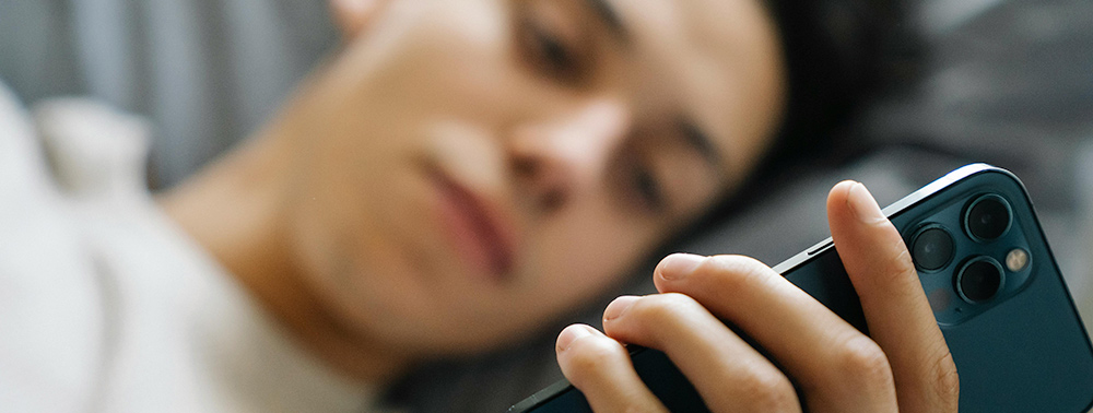 Yeni Başlayanlar İçin Telefon Seksi ve 11 İpucu 2 Telefon seksi yapan erkek fotoğrafı.