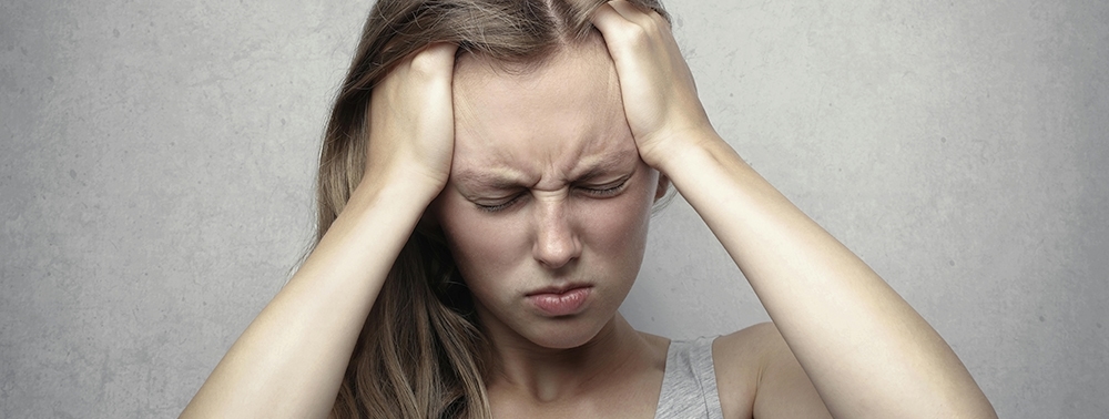 Baş ağrısı çeken kadın fotoğrafı.
