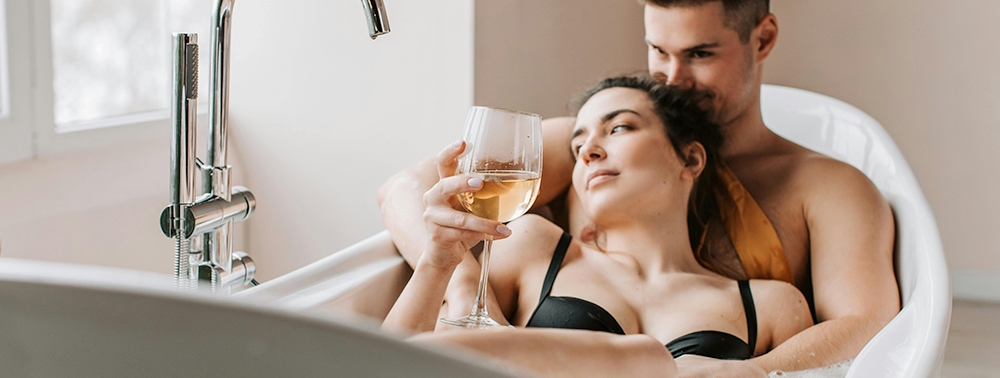 Birlikte banyo keyfi yapan çift fotoğrafı.