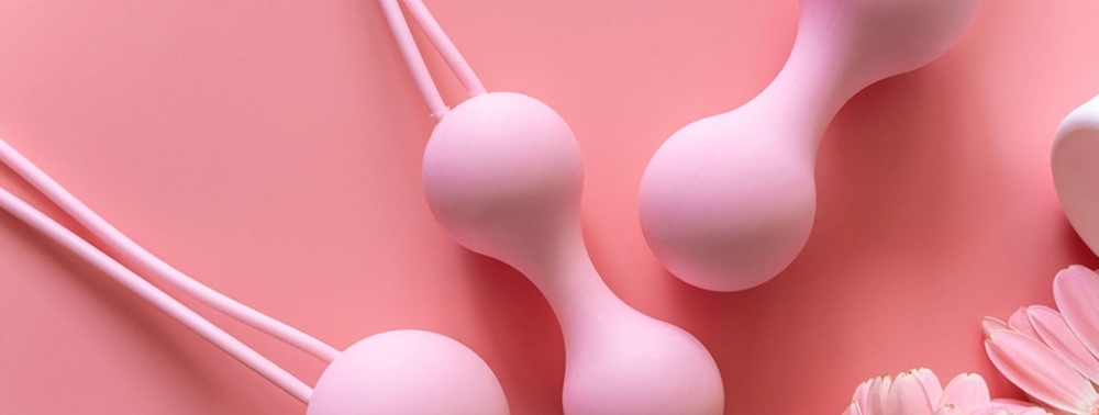 Pembe zemin üzerinde kegel topları fotoğrafı.