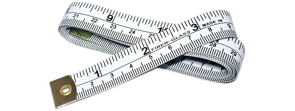 beyaz zemin üzerinde gri mezura fotoğrafı