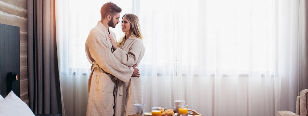 Otel odasında bir çift fotoğrafı.