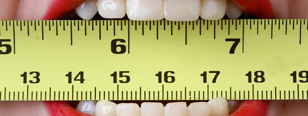 Dişleriyle mezura tutan kadın fotoğrafı