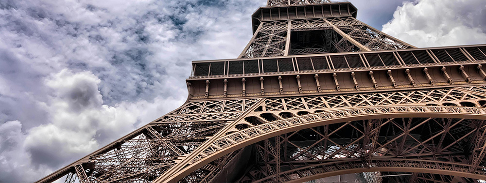 eyfel kulesi alttan görünüm