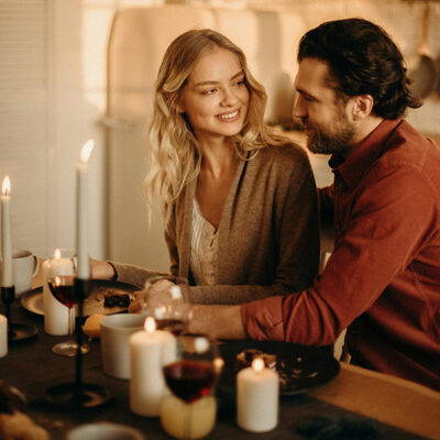 Şarap, sakin m&uuml;zik, yavaş yavaş yaklaşma