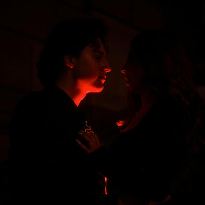 Koyu ışıklar, kışkırtıcı bir bakış, dominant enerji