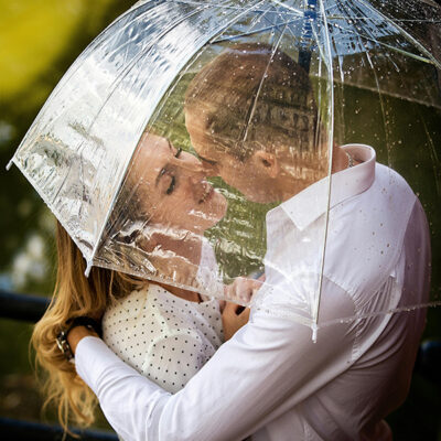 Yağmurda spontane bir sarılma veya &ouml;p&uuml;şme