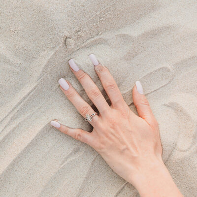 Sıcak bir yaz akşamında terli tenler ve a&ccedil;ık hava hissi