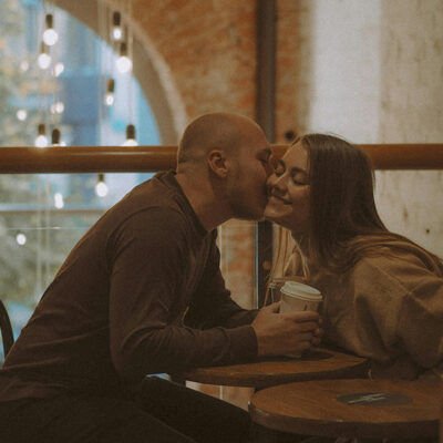 Kısa bir fl&ouml;rt + hızlı aksiyon