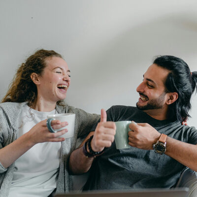 Sohbet, g&uuml;l&uuml;şme, sonra yakınlaşma