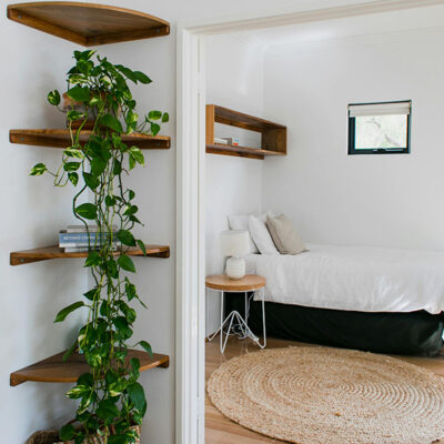 Modern, sade ama şık bir yatak odası