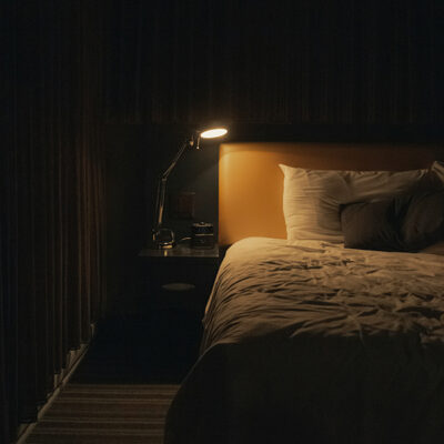 Koyu kontrastlı, derin g&ouml;lgeli bir yatak odası