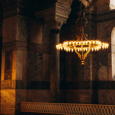 Baharatlı dokunuşları olan karanlık, gizemli bir oda